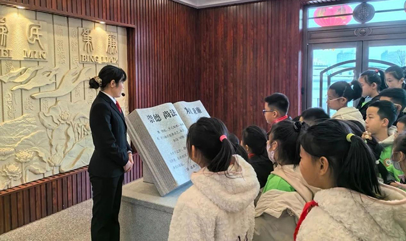 同學們一路跟隨講解員腳步走進訴訟服務中心參觀學習