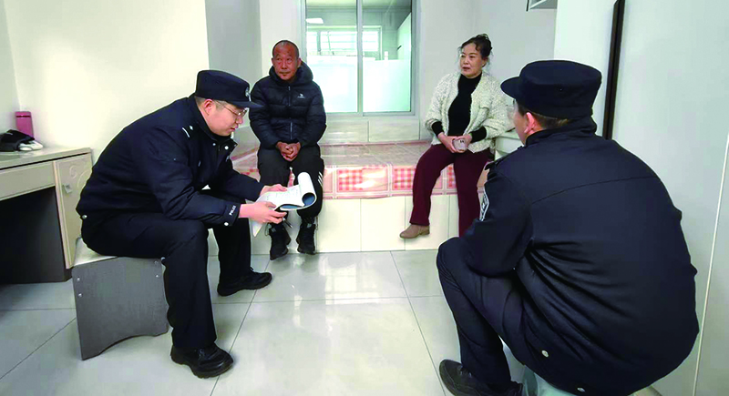 3月11日,， 鐵嶺市公安局鐵西分局民警在村民評理點調(diào)解村民糾紛。