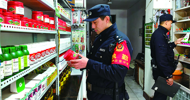 鐵嶺市公安局銅鐘分局治安民警在農(nóng)資商店檢查核對農(nóng)藥經(jīng)營資質(zhì),、質(zhì)量,、儲存、有效期等情況,。