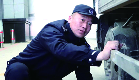 常哲對車輛進(jìn)行核驗檢查
