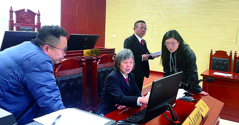 頭題片（左右打碼）民二庭庭長王冬梅（左二）與執(zhí)行局長許培民（右二)共同開展案件調(diào)解工作