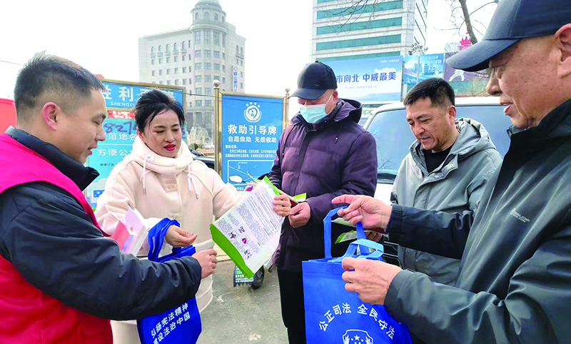 臺(tái)安 志愿者發(fā)放普法宣傳材料