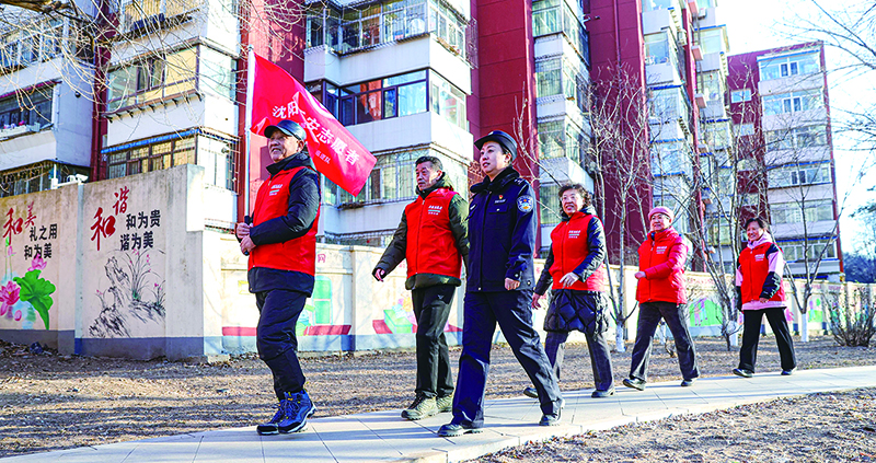 5-社區(qū)民警與志愿者深入轄區(qū)走訪,，織密治安防范網(wǎng)絡(luò),。