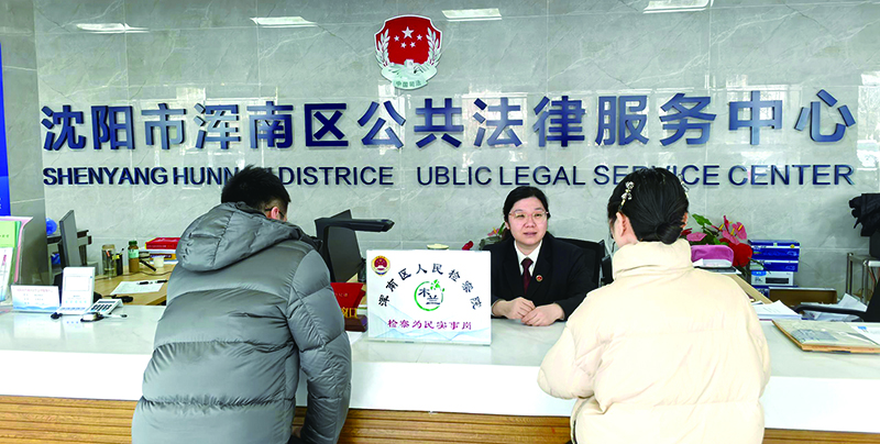 窗口工作人員為來(lái)訪群眾解答問(wèn)題