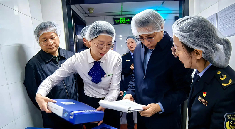 執(zhí)法人員檢查進(jìn)貨臺賬