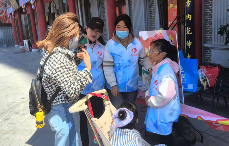 志愿者們?yōu)閬淼|的游客服務(wù)
