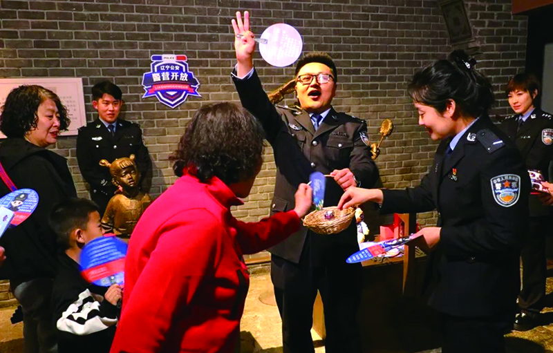 頭題圖，在“反詐知識一籮筐”環(huán)節(jié),，反詐民警手提柳條土籃發(fā)起反詐問答挑戰(zhàn),。