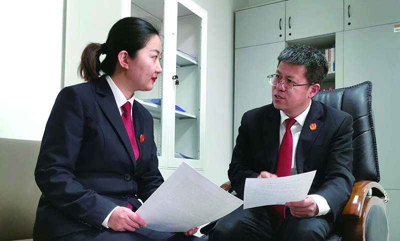 省法院民事審判第三庭庭長董凱（右）就結(jié)項(xiàng)論文內(nèi)容對楊蒙進(jìn)行指導(dǎo)