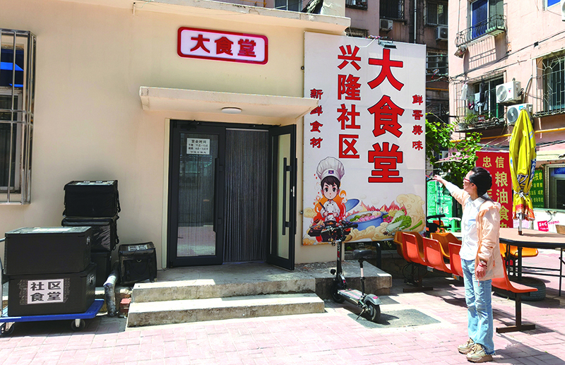 楊軼達(dá)給記者講創(chuàng)建大食堂的故事,。