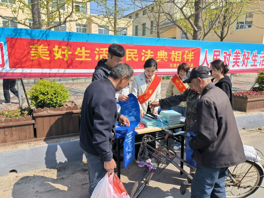 二題圖，普法現(xiàn)場