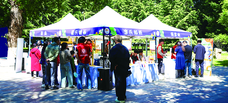 在沈陽市法治公益游園會(huì)現(xiàn)場，市民積極參與活動(dòng)