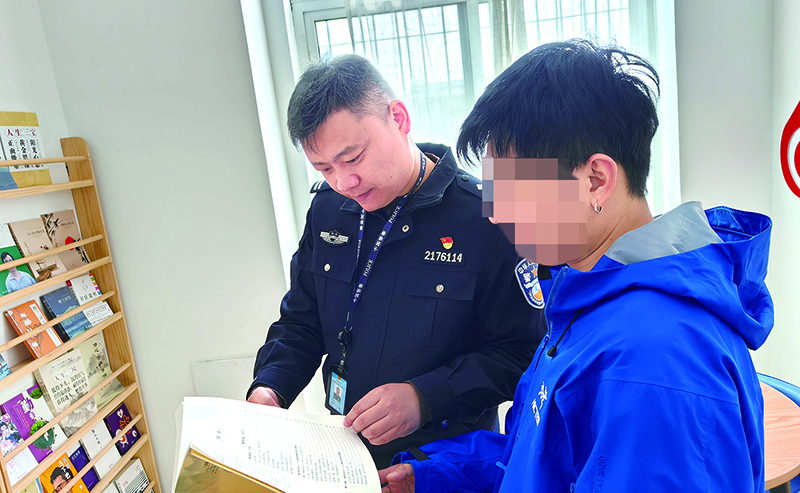 通過圖書賞析的形式對自愿戒毒人員開展文化教育,，增強(qiáng)戒治信心。（當(dāng)面人打碼）