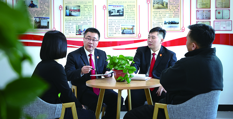 千山法院甘泉法庭法官對當(dāng)事人進(jìn)行調(diào)解