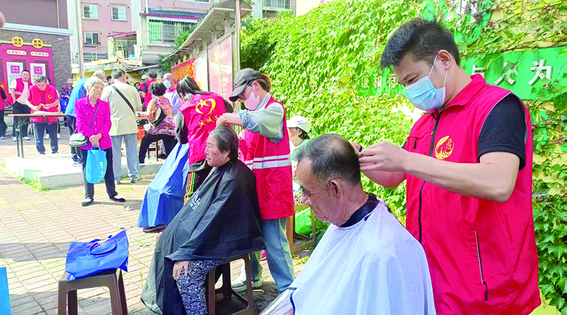 鳳城市鳳凰城街道魁星社區(qū)“紅色”志愿服務(wù)隊(duì)開(kāi)展志愿服務(wù)1