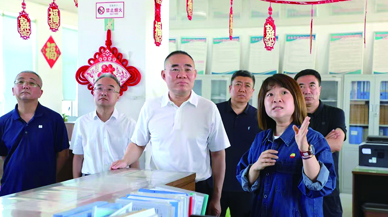頭題圖,，葫蘆島市副市長、市公安局黨委書記、局長劉耀南（中）走訪企業(yè)