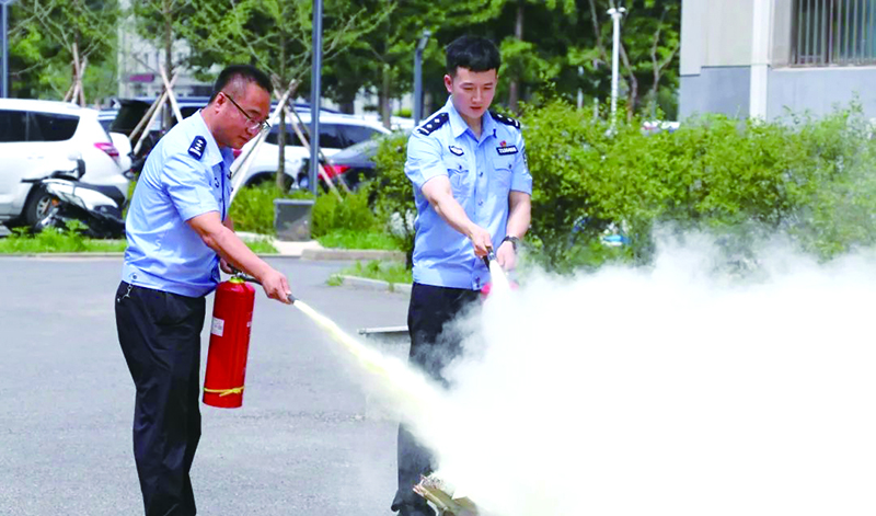 二題圖，民警進行滅火器撲救初期火災(zāi)實操演練,。