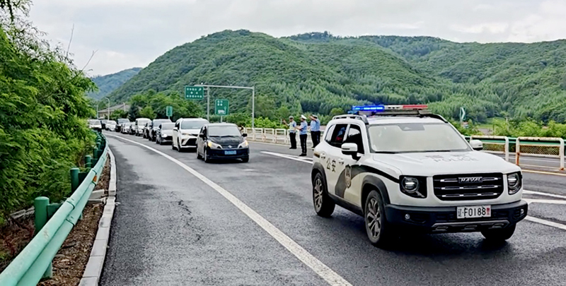 150余臺被困車輛排成長龍,，跟著閃爍的警燈回家1